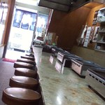 大安 - カウンター席の大阪スタイルですね。