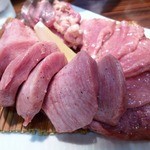 炭火焼 七厘 - 幻のタン！！一枚1,600円。予約は必須です。