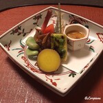 御料理 寺沢 - 蚕豆､蛍烏賊燻製､稚鮎揚げ､ﾌﾙｰﾂﾄﾏﾄ､丸十蜜煮､豆腐木の芽田楽､八幡巻､莫久来