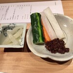 焼き鳥 とりら - 野菜スティックと玉ねぎピクルス