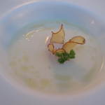 DANZERO - イベリコ豚の生ハムムースを浮かべた馬鈴薯の冷たいスープ　柚子胡椒風味