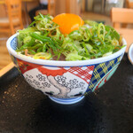 吉野家 - ネギと卵を載せる