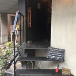 スーペルトラットリアリト - ラブホ街の通りの中ほどに小さい階段が現れます　これが店の入り口　看板は小さい黒板だけです