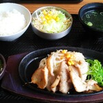 カルビ丼とスン豆腐専門店 韓丼 - サラダもしっかり量があります！