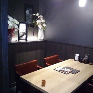 モダンな雰囲気の4名個室