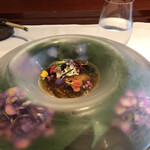 レストラン マノワ - ムニュールミエール５８０８円（総額）。蝦夷鮑とカリフラワーのムース 北海道川上町ひぐまのコンソメジュレ キャビア添え。盛り付けも美しい前菜です（╹◡╹）