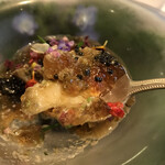 レストラン マノワ - ムニュールミエール５８０８円（総額）。蝦夷鮑とカリフラワーのムース 北海道川上町ひぐまのコンソメジュレ キャビア添え。旨味たっぷりで、とーっても美味しくいただきました（╹◡╹）（╹◡╹）