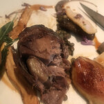 レストラン マノワ - ムニュールミエール５８０８円（総額）。いのししのコンフィ いのししのジュとシェリービネガーのソースで。カリカリ、ホロホロ、ジュワッと、美味しさが凝縮されたコンフィです（╹◡╹）（╹◡╹）