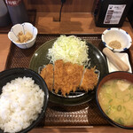 ごはん処 かつ庵 - ロースかつ定食　ご飯大盛り　とん汁 変更　　690円 ＋ 100円 ＋ 80円　(税別)