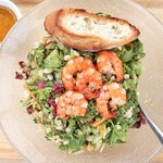 UPINN CAFE - 10種類以上の葉野菜、雑穀、豆類の入ったチョップドサラダ。自家製ゴマ人参ドレッシングが人気。