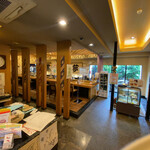 鮨懐石 みどり - 店舗内部。奥のカウンターが「にぎり鮨の一五◯」