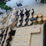 太田とうふ店 - いろんなお豆腐が冷蔵ケースに並んでいます。