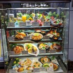 Kafe and oresutoran danwashitsu nitokyo - 店先のショーケース