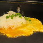 プレミアム 听 - ＋1000円でご飯→ガーリックライスに変更。鉄板上で玉子と一緒に仕上げられます