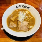 Ootsuruseimendokorokinseioyafukou - 8分ほどで着丼。焼豚は食べ応えがある。やや甘めのメンマはコリコリ。旨濃いだけあって夕方になっても喉が渇いた状態が続く。