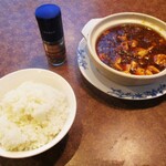 Bamiyan - 花椒（ホワジャオ）と 自家製ラー油の赤麻婆豆腐 599円 + シビ辛増し 50円 ＝ 649円（以下 税別）と 大盛りごはん 239円。　　　　　2020.06.11