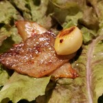 Kankoku Kateiryourinomise Yakiniku Fukuchan - キムチの味が染み込んだ豚バラ肉とニンニクに特製みそダレを付けてサンチュとえごまの葉で包んで食べる。これが最高！