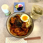 串さん - 薬味は山椒、漬物とお茶が付く