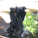官兵衛うどん - 竹炭入りの麺。