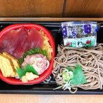 小僧寿し - 料理写真:まぐろ丼(小)と涼麺セット(そば)