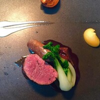 蝦夷鹿もも肉のステーキ　ポワブラードソース