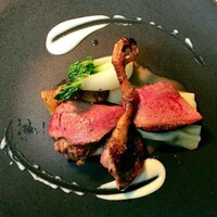 フランス産小鳩のロースト 内臓のラビオリ敷き