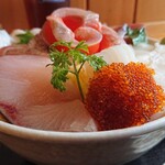 Izakaya Amayadori - ちらし寿司定食 700円、ネタご飯大盛 330円(税込)