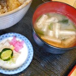 天ぷら処 こさか - 「天丼 上（ご飯大盛り）」の味噌汁 ＆ 漬物