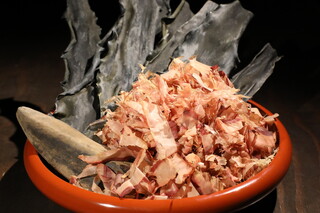 Bettei Kokori - KOKORI自慢のお出汁には天然利尻昆布と熟成鰹の本枯れ節を贅沢に使用しております。