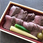 日本料理 ゆるり - ＊お肉は、ステーキというよりローストビーフに近い印象を受けました。 肉質もよく、たっぷり盛られています。