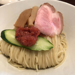 人力俥 - 鶏むねチャーシューと豚ロースチャーシュー、ぶっといメンマと胡瓜に乗せられた南高梅が美しい！