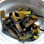 よし半 - お通し（ワラビの塩昆布和え）