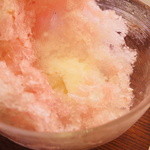 三日月氷菓店 - 食べ進めていくと、ミルクアイスが♪（2011/8）