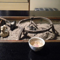 平野屋 - まずは桜茶が出されました