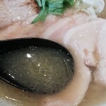 らーめん専門 和海 - 少し白濁した黄金清湯スープ