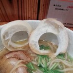 らーめん専門 和海 - 特徴的な麩は和風テイストを演出