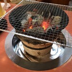 元祖ホルモン脇田屋 - 焼き台　炭です
