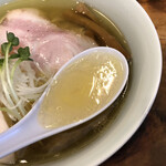 中華そば しば田 - 鴨＆地鶏に煮干しを加えた優しく厚いスープ