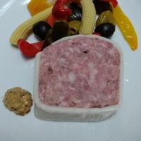 ラトラス - 2日目　イベリコ豚のパテドカンパーニュと秦野野菜のグレッグ　オーソドックスなパテ　上品な酸味のお野菜が暑い日に嬉しい♡