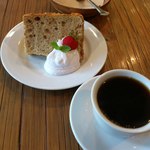 FABcafe - 苺のシフォンケーキ＆ハイチ珈琲（セットにて７７１円）。