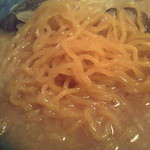 らーめんてつや - 正油らーめんの麺アップ