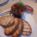 131455462 - ホンカツオのタルタル（生ユッケ的な）パネ・トスカーナのトースト