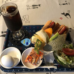 ヒロミ - アイスコーヒーにホットドッグにフルーツ盛り合わせに野菜サラダに玉子に豆菓子付きのモーニングセット500円。
