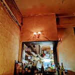 ダム・ジャンヌ - 薄暗さの中光り輝くキッチン