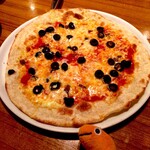 マイアミガーデン - オリーブとアンチョビのピザ