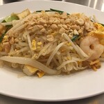 タイ屋台 999 - あっさり味のパッタイ。1/4に切ったマナオ(もっと欲しい)が隠れてました。