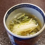 馳走 啐啄一十  - (01)蓴菜(広島県黒瀬産)の酢の物、針山芋載せ
      蓴菜は朝摘みならではの透き通った寒天質
      土佐酢でしょうか？
      酸味と微かな旨みも加えて頂きます。