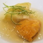 馳走 啐啄一十  - (02)賀茂茄子(京都府産)、北紫雲丹(北海道茅部産、はたでのうに)、羅臼昆布出汁のジュレ、青柚子果汁掛け
      賀茂茄子の瑞々しい甘さ、青柚子の爽やかな味わい
      北紫雲丹の品のある旨みと甘みが合わさります。