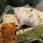 馳走 啐啄一十  - (03)鱧(愛媛県伊予灘産)の焼き霜、干しコノワタ添え
      産卵期は夏、旬は初夏と晩秋の2回
      丁寧に骨切り後、表面をパリッと炭火で焼いてます
      中身はしっとりとした食感が残っており、複雑な味わいが楽しめます