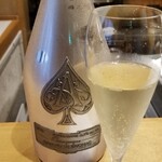 馳走 啐啄一十  - お酒②アルマンド・ブリニャック・ブラン・ド・ブラン(シャンパーニュ、フランス)
      葡萄品種:シャルドネ100%
      キャバクラか？！と思うほど煌びやかなボトルですが、味わいも良いです♪